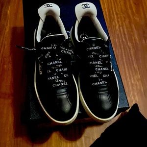 Chanel weekend sneakers in blk leather size 6